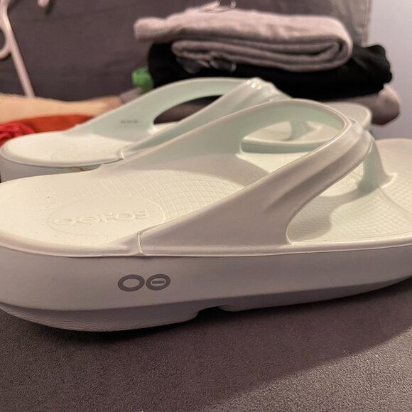 ladies OOFOS flip flops - Picture 3 of 7